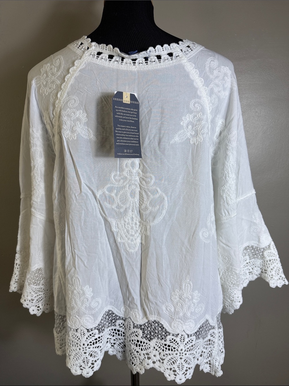 Democracy White Embroidered Crochet Trim Women's Top Sz XL NWT - Picture 5 of 8